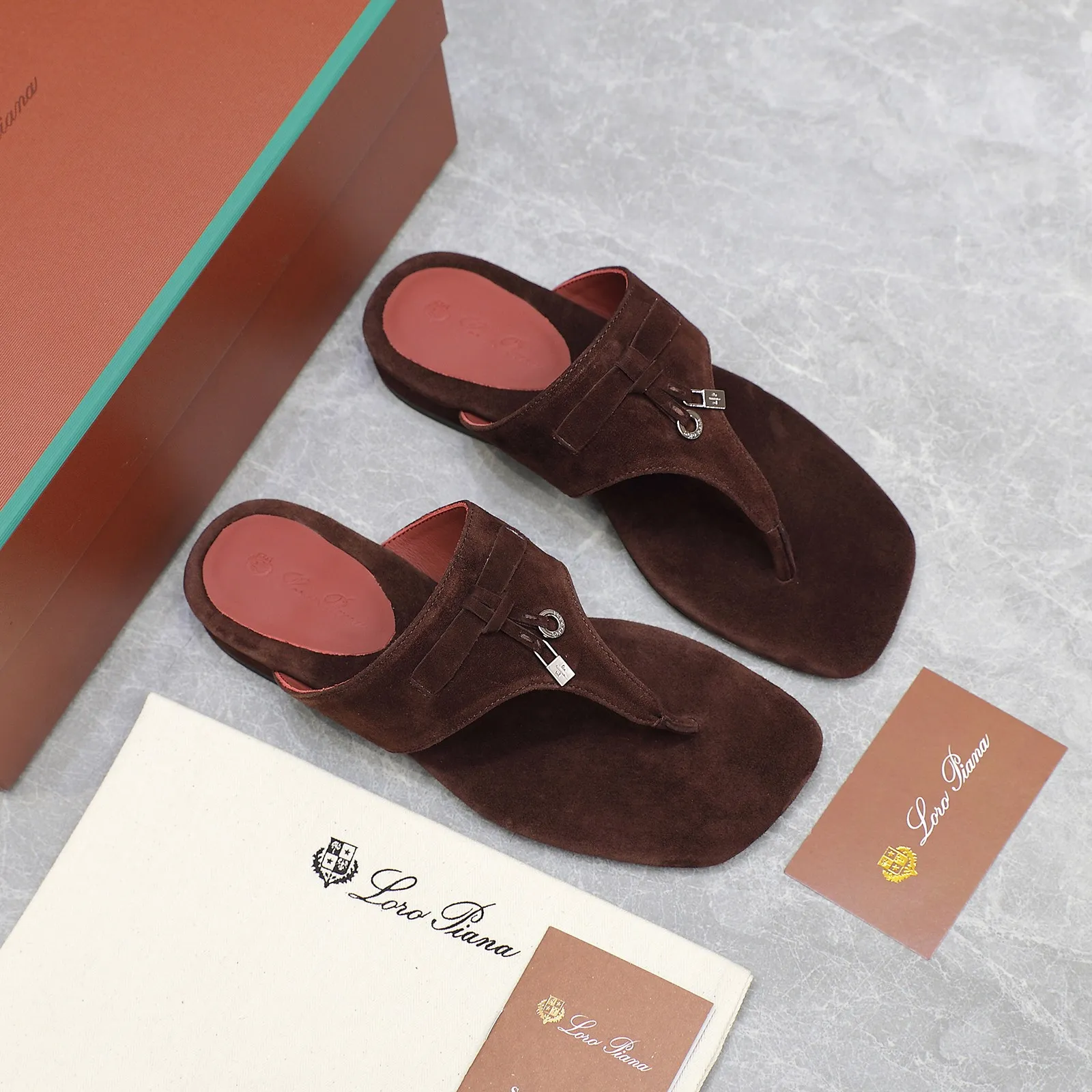 👟👟Ex-factory price 560👟👟 Purchasing-grade [Loro Piana] LP Mindil series T-strap thong sandals ✔️Top quality ✔️Soft sheep leather forms a tailor-made band that meets at the top of the upper and is fixed by a strong elastic ankle design. One is adorned with a discreet horn padlock, the other a gold circle badge. With its simple construction and sophisticated feel, these sandals are ideal for summer. ✔️Material: imported sheepskin fabric, sheepskin lining and feet ✔️Imported genuine leather outsole ✔️Code number: 35-42 (35/41/42 custom-made, non-refundable)